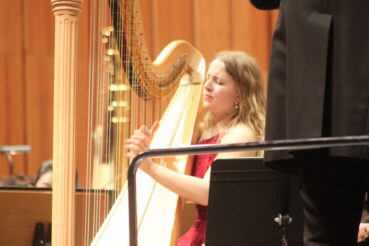 Solistin Lea Maria Löffler spielt Reinhold Glières Konzert für Harfe und Orchester, Foto: Burkard Knöpker